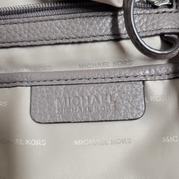 Michael Kors Matilda Leather Shoulder Bag. - Picture 11 of 16